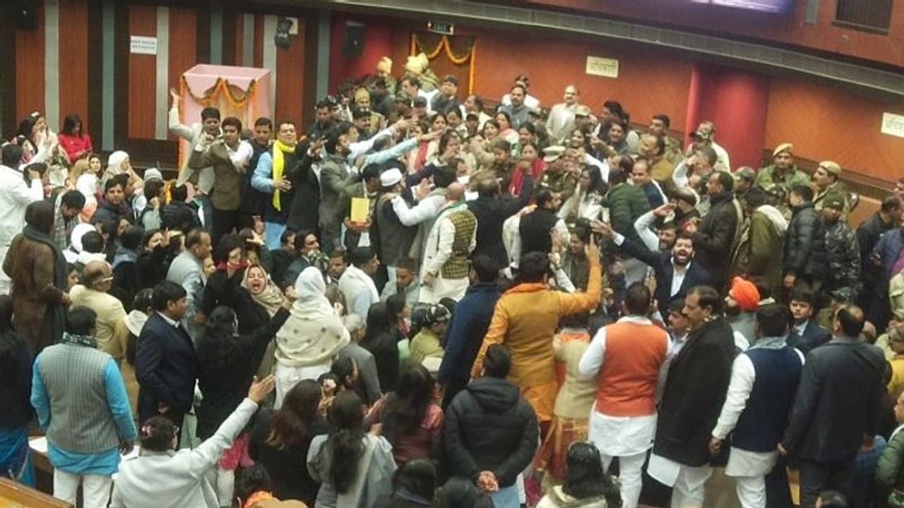 ദില്ലിയിൽ തർക്കം തുടരുന്നു: എംസിഡി സ്റ്റാന്‍റിംഗ് കമ്മിറ്റി തെരഞ്ഞെടുപ്പ് അലങ്കോലമായി, വീണ്ടും നിർത്തിവെച്ചു