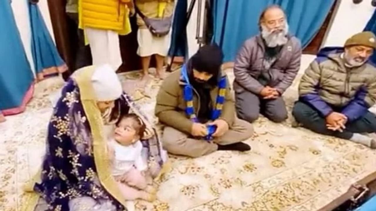 मथुरा: बेटी वामिका संग ब्रज के रंग में रंगे दिखे विराट अनुष्का, हाथ जोड़ माथा टेक लिया संतो का आशीर्वाद मथुरा: बेटी वामिका संग ब्रज के रंग में रंगे दिखे विराट अनुष्का, हाथ जोड़ माथा टेक लिया संतो का आशीर्वाद