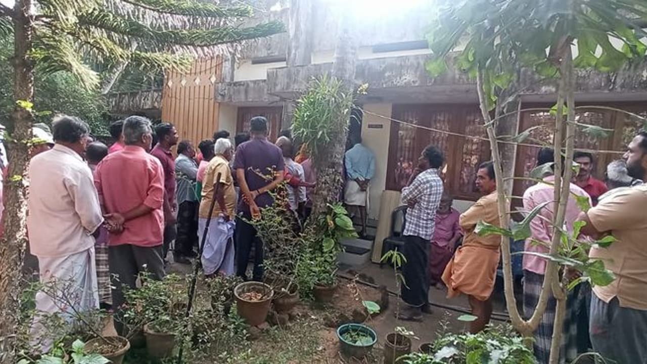 குமரியில் மகனின் கடனுக்கு உதவ முடியாத வருத்தத்தில் பெற்றோர் தற்கொலை குமரியில் மகனின் கடனுக்கு உதவ முடியாத வருத்தத்தில் பெற்றோர் தற்கொலை