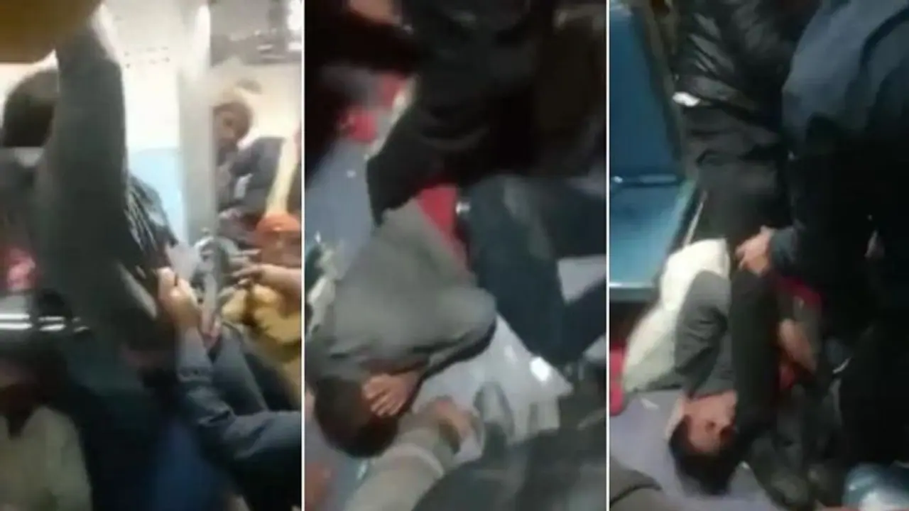 ரயில் பயணியை வெறித்தனமாக தாக்கிய டிக்கெட் பரிசோதகர்கள்.. அதிர்ச்சி வீடியோ வெளியானது ! ரயில் பயணியை வெறித்தனமாக தாக்கிய டிக்கெட் பரிசோதகர்கள்.. அதிர்ச்சி வீடியோ வெளியானது !