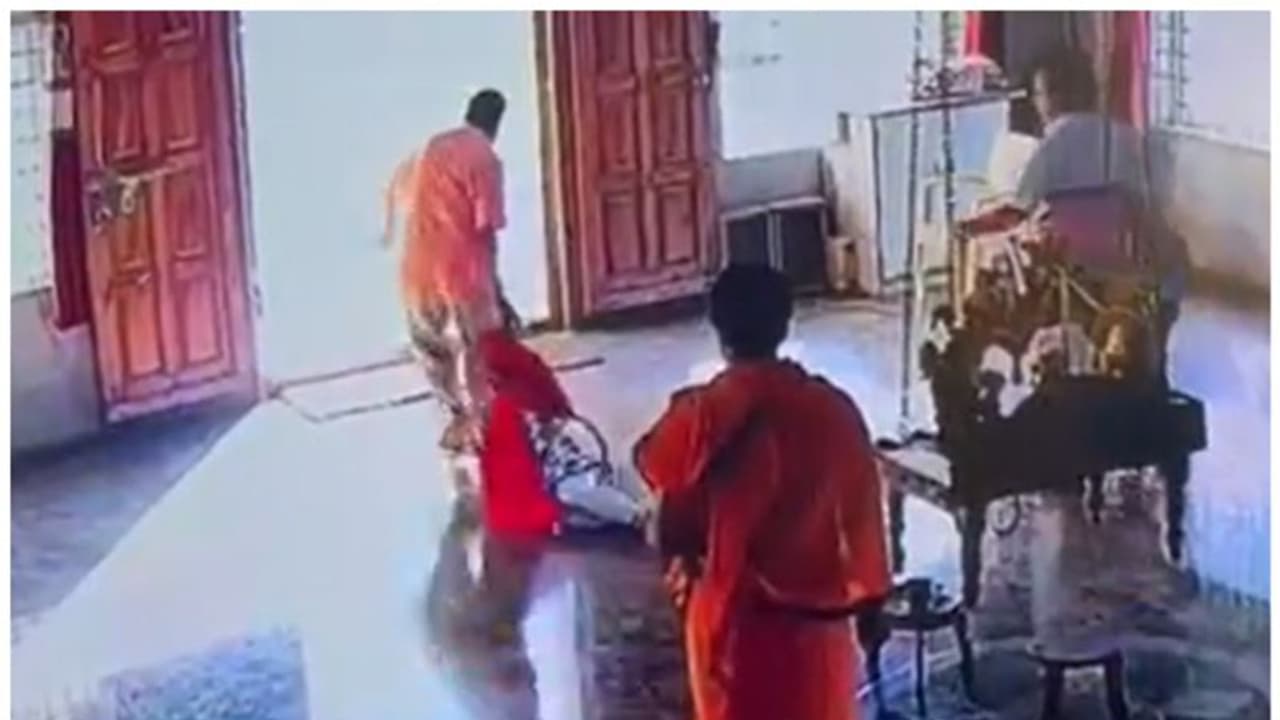 ఆలయం నుంచి మహిళను జుట్టు పట్టుకున్ని బయటకు ఈడ్చుకెళ్లారు.. ఎందుకంటే? (వీడియో) ఆలయం నుంచి మహిళను జుట్టు పట్టుకున్ని బయటకు ఈడ్చుకెళ్లారు.. ఎందుకంటే? (వీడియో)