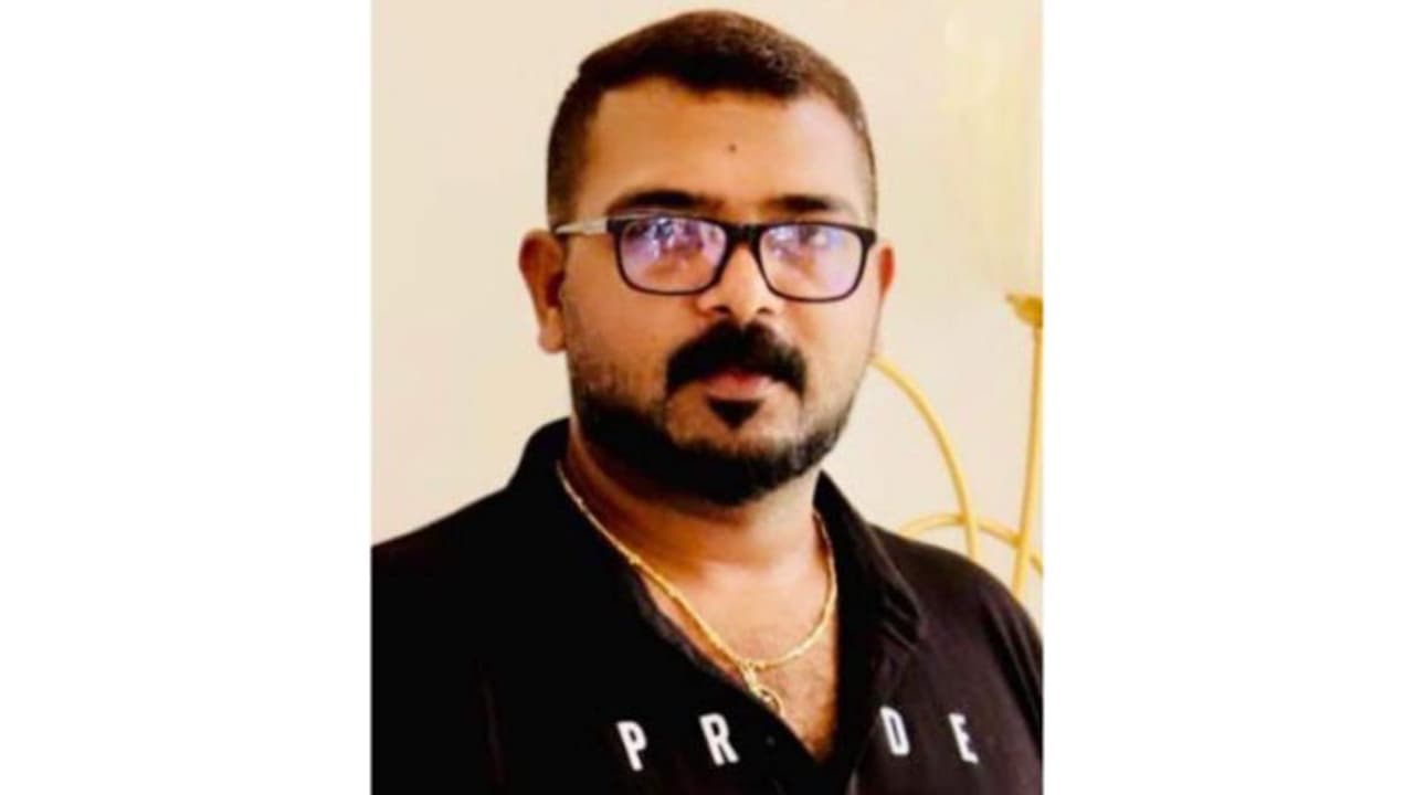 പ്രവാസി മലയാളി യുവാവ് ബാല്ക്കണിയില് നിന്ന് വീണു മരിച്ചു പ്രവാസി മലയാളി യുവാവ് ബാല്ക്കണിയില് നിന്ന് വീണു മരിച്ചു