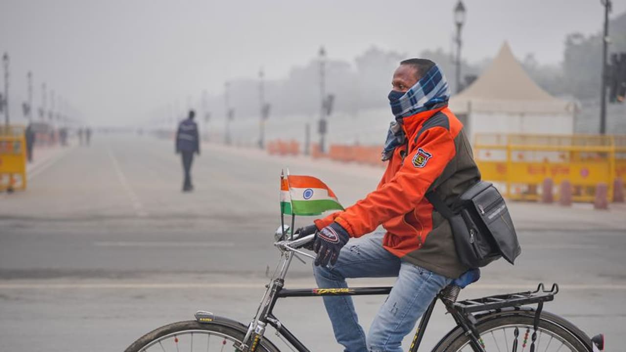 Delhi under severe cold wave, thick layer fog; flights, trains movement affected