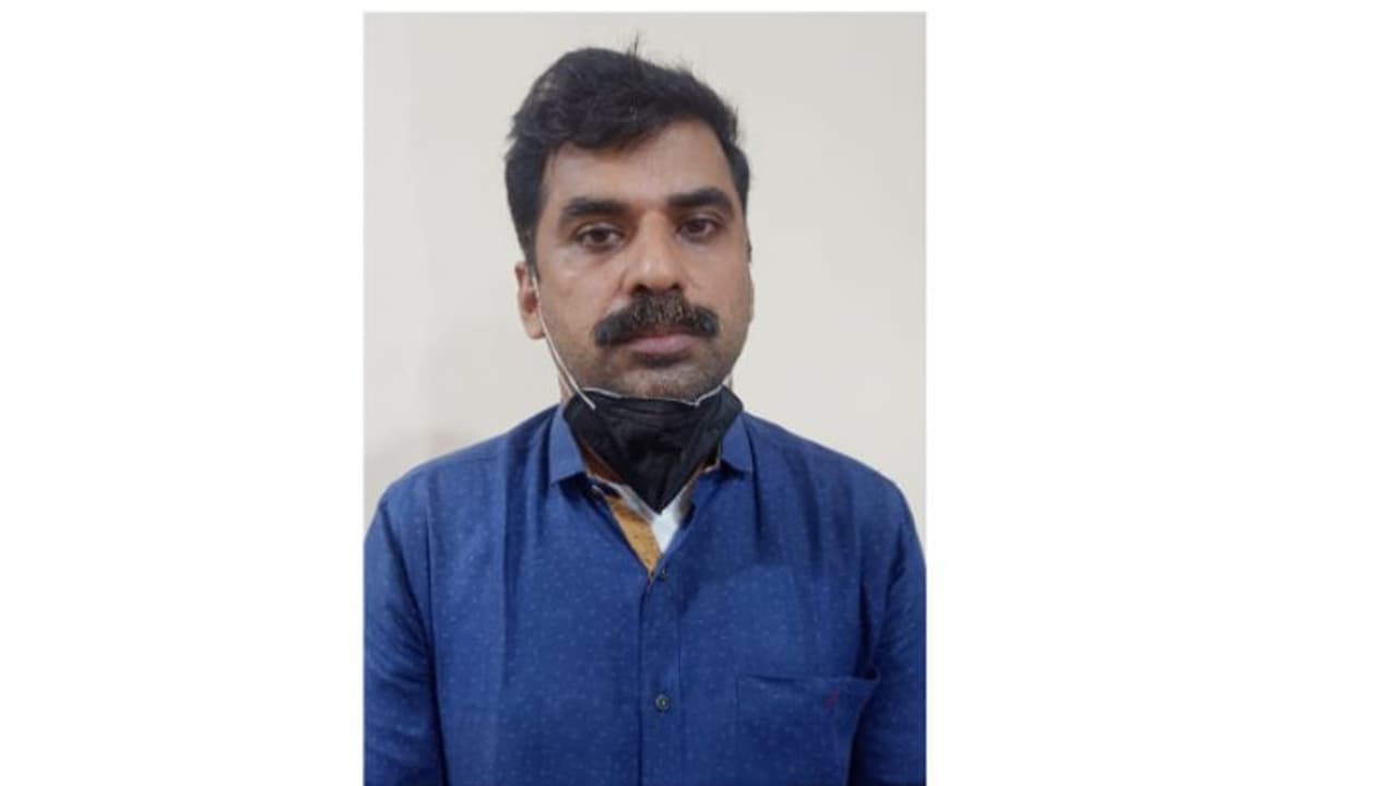 ലഹരി കടത്തൽ കരുതൽ തടങ്കൽ; 45ലധികം കേസുകളിൽ പ്രതിയായ കുപ്രസിദ്ധ ഗുണ്ട അറസ്റ്റിൽ ലഹരി കടത്തൽ കരുതൽ തടങ്കൽ; 45ലധികം കേസുകളിൽ പ്രതിയായ കുപ്രസിദ്ധ ഗുണ്ട അറസ്റ്റിൽ