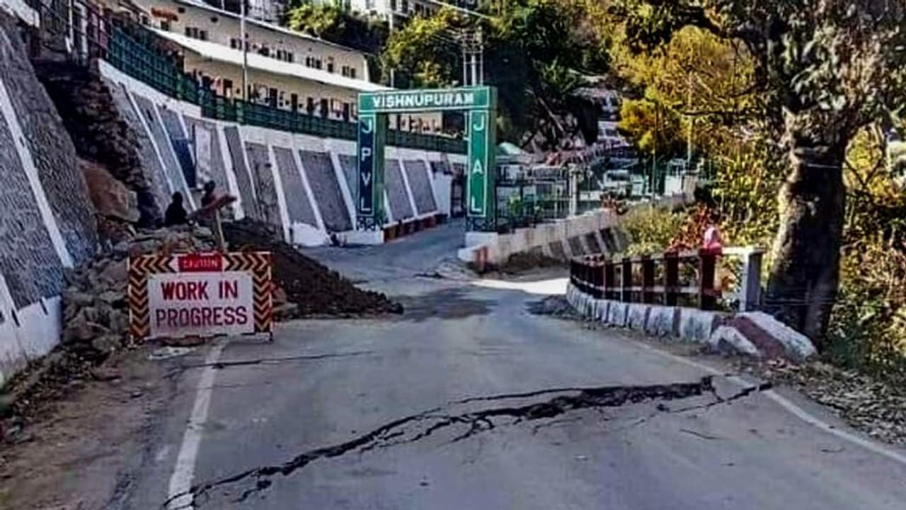 Joshimath Sinking:தனுஷ்கோடியாக மாறும் ஜோஷிமத்!600 குடும்பங்களைஹெலிகாப்டர் மூலம் வெளியேற்றும் உத்தரகாண்ட் அரசு Joshimath Sinking:தனுஷ்கோடியாக மாறும் ஜோஷிமத்!600 குடும்பங்களைஹெலிகாப்டர் மூலம் வெளியேற்றும் உத்தரகாண்ட் அரசு