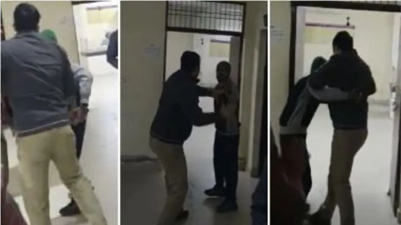 कानपुर में पुलिसकर्मी ने थाने के अंदर BJP कार्यकर्ता पर जमकर बरसाए थप्पड़, देखें Video कानपुर में पुलिसकर्मी ने थाने के अंदर BJP कार्यकर्ता पर जमकर बरसाए थप्पड़, देखें Video