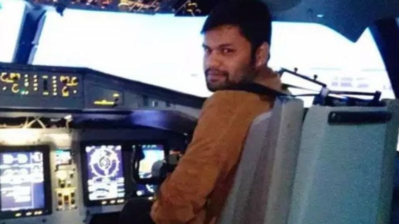 कभी दो वक्त की रोटी के लिए मोहताज रहता था, अब वही बेटा बना पायलट...एक झटके में बदल गई परिवार की लाइफ कभी दो वक्त की रोटी के लिए मोहताज रहता था, अब वही बेटा बना पायलट...एक झटके में बदल गई परिवार की लाइफ