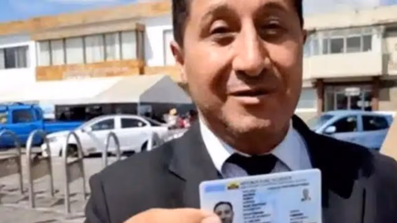 മക്കളുടെ വളര്ത്തവകാശം നേടിയെടുക്കാന് പിതാവ് സ്ത്രീയായി മാറി! മക്കളുടെ വളര്ത്തവകാശം നേടിയെടുക്കാന് പിതാവ് സ്ത്രീയായി മാറി!