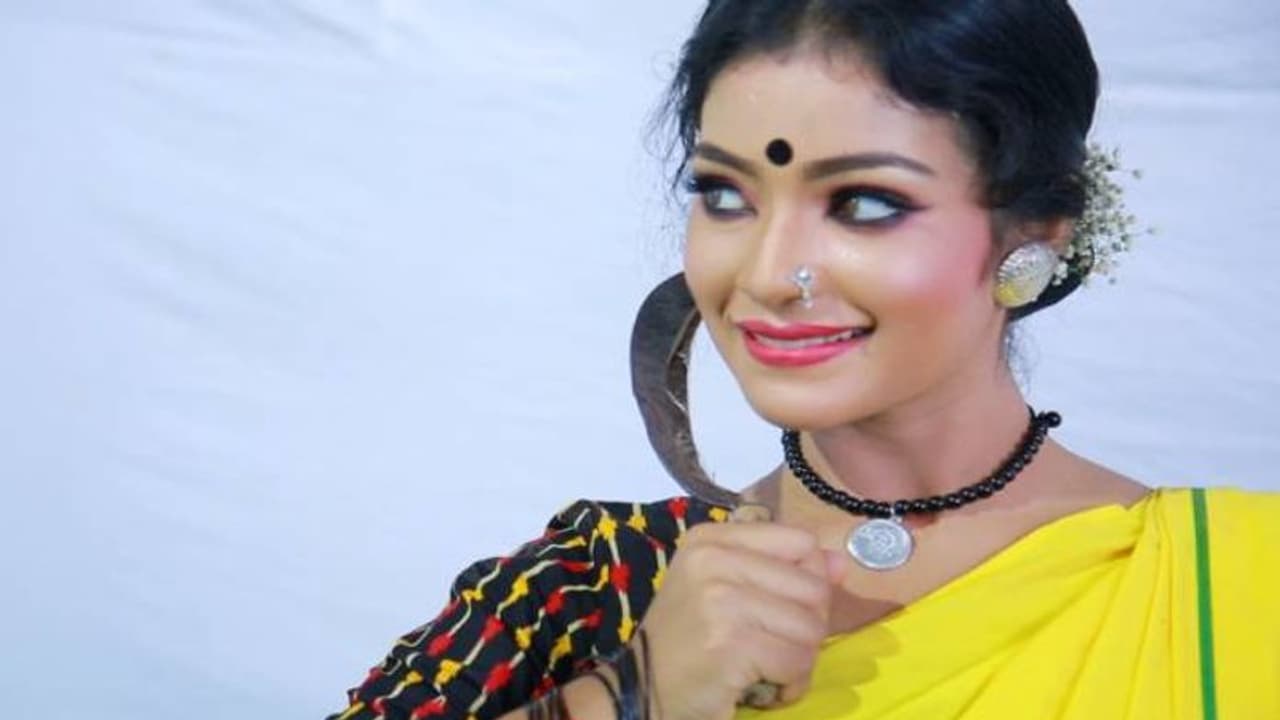 പാടമുണ്ട്, പാടത്തൊരു പെണ്ണുണ്ട്, തമ്പ്രാനുണ്ട്, പ്രതിഷേധമുണ്ട്; നാടോടിനൃത്തവേദിയിലെ കാഴ്ചകൾ പാടമുണ്ട്, പാടത്തൊരു പെണ്ണുണ്ട്, തമ്പ്രാനുണ്ട്, പ്രതിഷേധമുണ്ട്; നാടോടിനൃത്തവേദിയിലെ കാഴ്ചകൾ