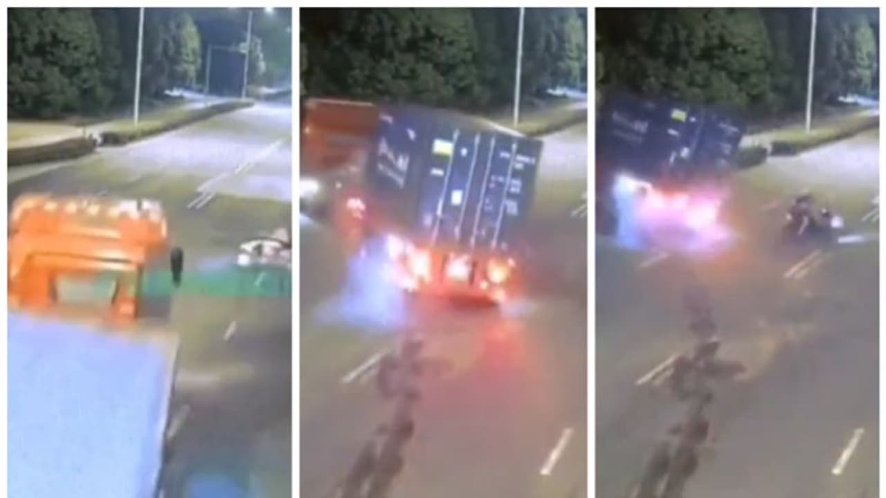 లక్కంటే ఇదే.. వేగంగా వస్తున్న ట్రక్ను ఢీకొనబోయాడు.. తృటిలో ప్రాణాలతో బయటపడ్డాడు.. వైరల్ వీడియో ఇదే లక్కంటే ఇదే.. వేగంగా వస్తున్న ట్రక్ను ఢీకొనబోయాడు.. తృటిలో ప్రాణాలతో బయటపడ్డాడు.. వైరల్ వీడియో ఇదే