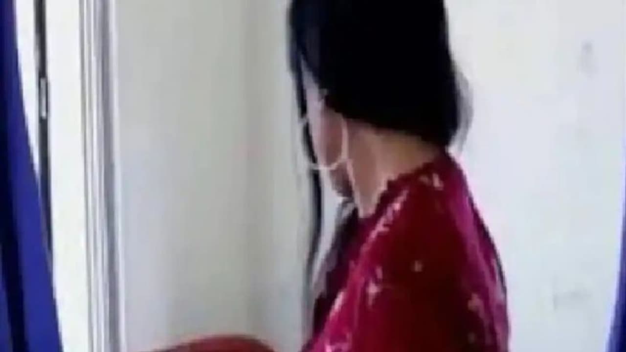 कलयुगी बीवी: बिस्तर पर पड़ी थी पति की लाश, पत्नी कर रही थी यह गंदा काम, जयपुर की चौंकाने वाली घटना कलयुगी बीवी: बिस्तर पर पड़ी थी पति की लाश, पत्नी कर रही थी यह गंदा काम, जयपुर की चौंकाने वाली घटना