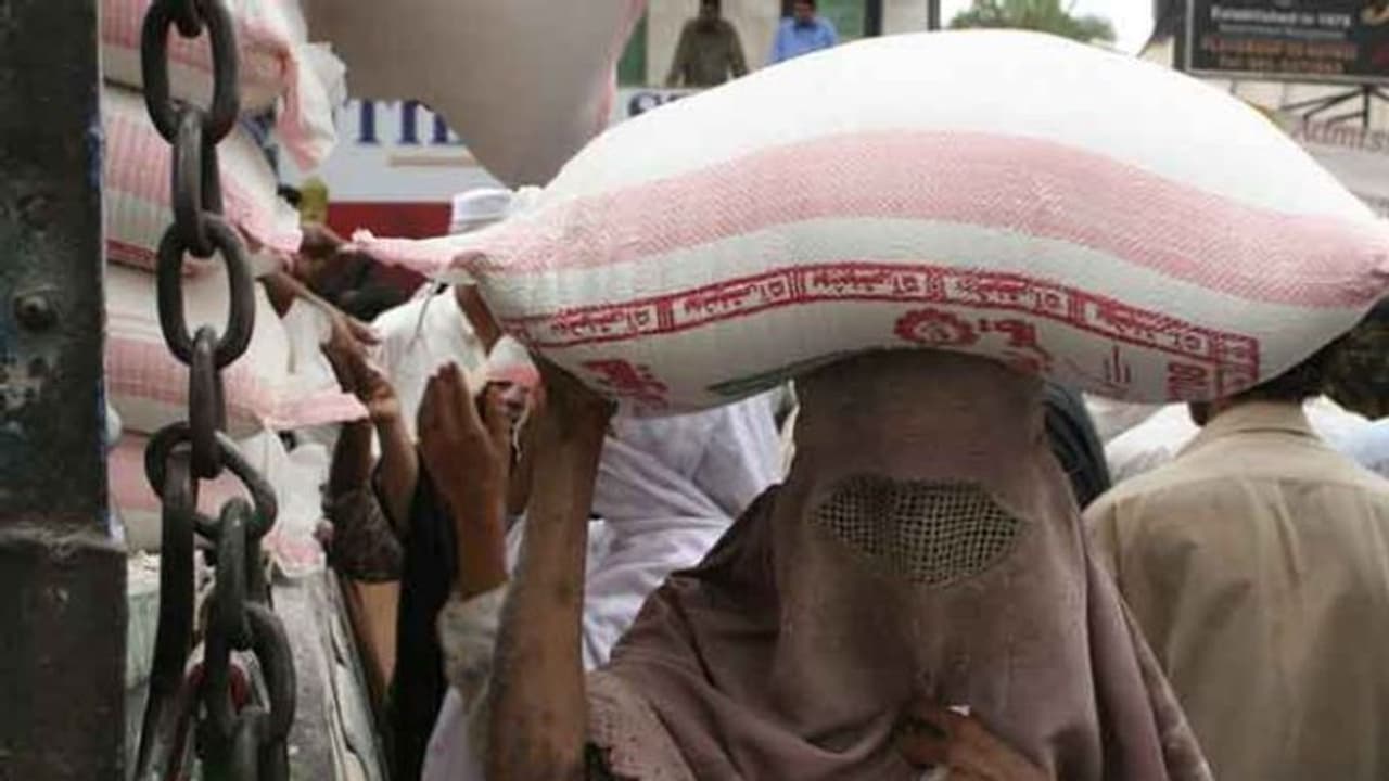 పాకిస్తాన్లో దారుణ పరిస్థితులు.. సబ్సిడీపై విక్రయించే పిండి కోసం ఎగబడుతున్న జనం.. పలుచోట్ల తొక్కిసలాట.. పాకిస్తాన్లో దారుణ పరిస్థితులు.. సబ్సిడీపై విక్రయించే పిండి కోసం ఎగబడుతున్న జనం.. పలుచోట్ల తొక్కిసలాట..