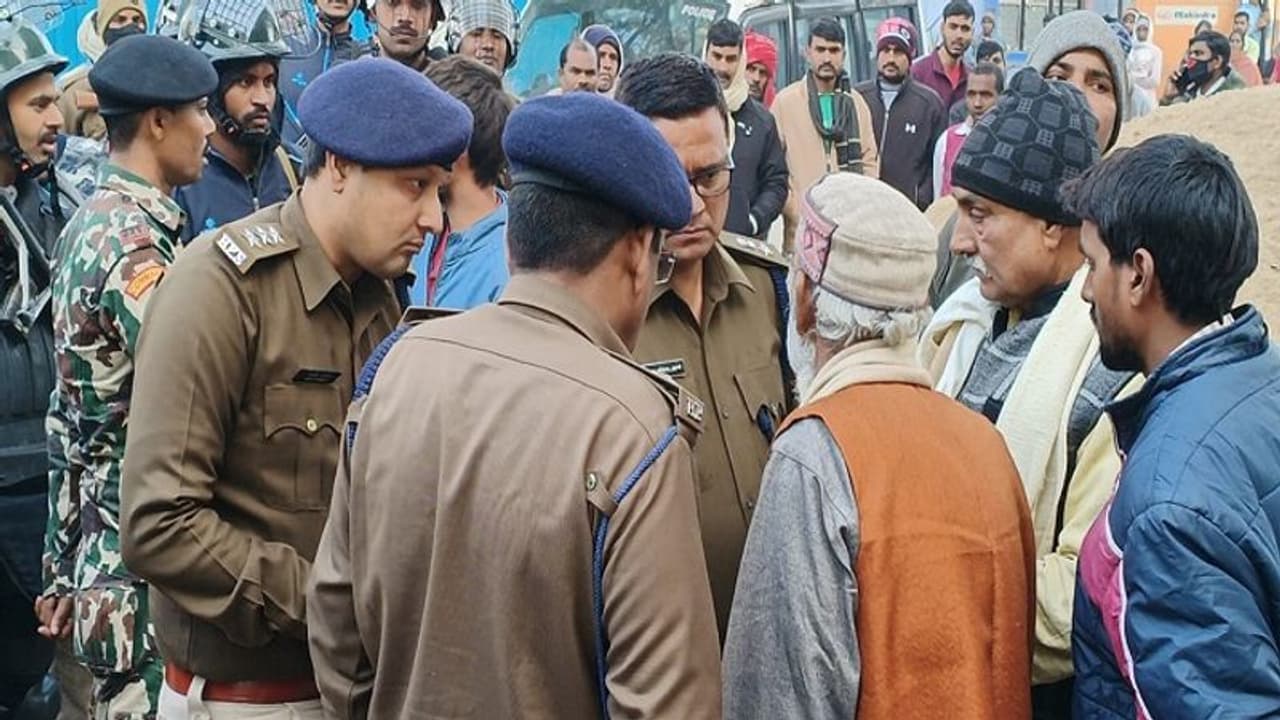 आंख में मिर्च पाउडर फेंक 15 लाख लूट कर बदमाश फरार, एक गार्ड की हत्या दो की बंदूकें ले गए साथ आंख में मिर्च पाउडर फेंक 15 लाख लूट कर बदमाश फरार, एक गार्ड की हत्या दो की बंदूकें ले गए साथ