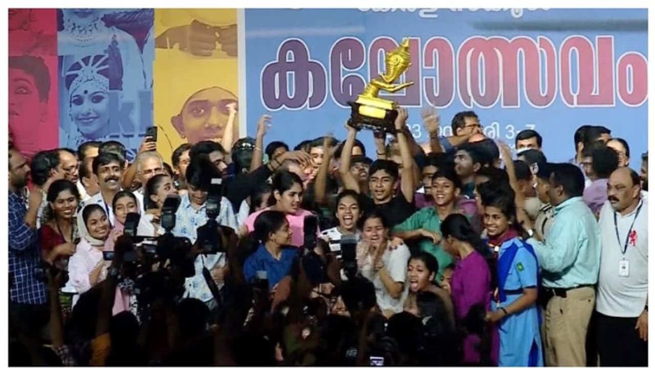 സ്വര്ണ്ണക്കപ്പ് കോഴിക്കോടിന്: കണ്ണൂരും പാലക്കാടും രണ്ടാമത്, ചാമ്പ്യന് സ്കൂളായി ഗുരുകുലം സ്വര്ണ്ണക്കപ്പ് കോഴിക്കോടിന്: കണ്ണൂരും പാലക്കാടും രണ്ടാമത്, ചാമ്പ്യന് സ്കൂളായി ഗുരുകുലം