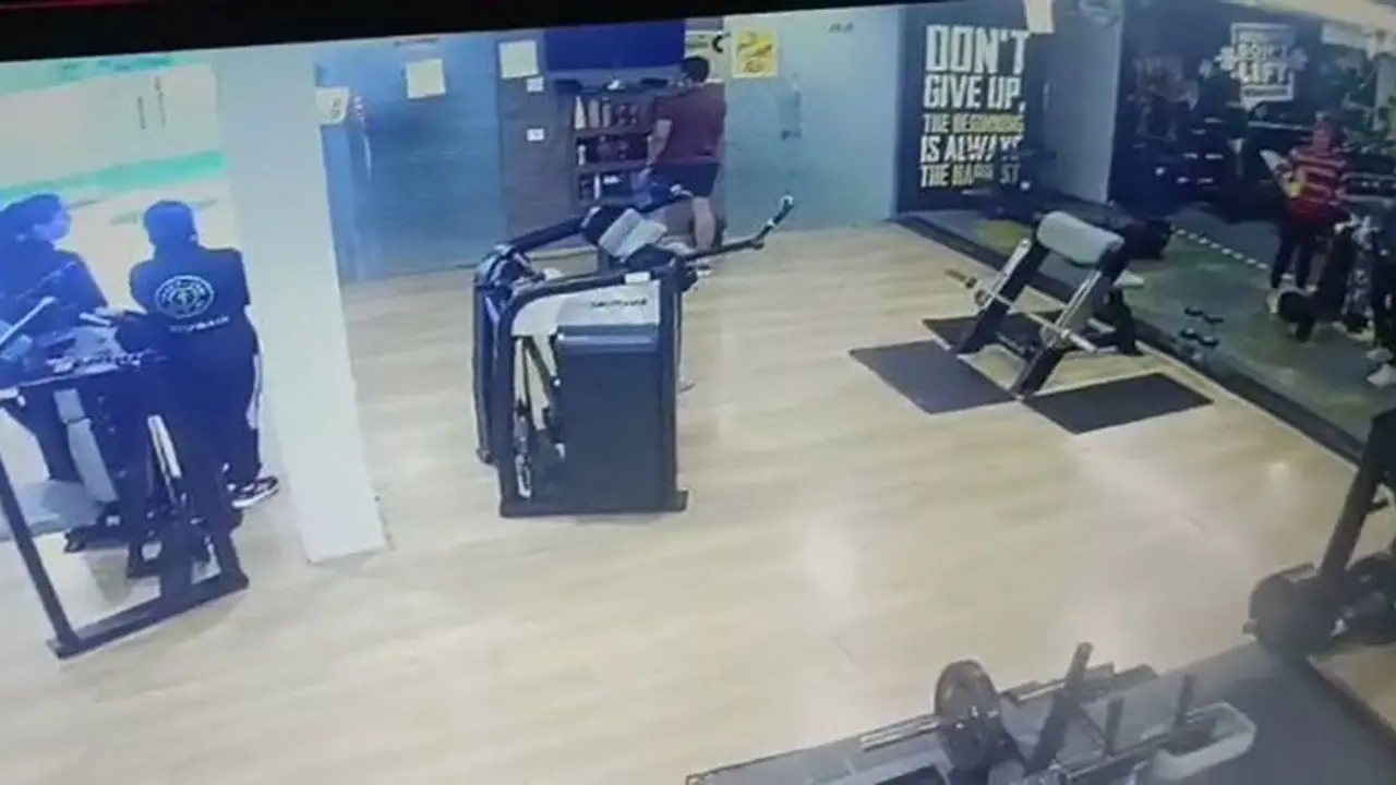 ஜிம்மில் நேர்ந்த விபரீதம்! உடற்பயற்சி செய்யும்போது திடீர் மரணம்! வைரலாகும் சிசிடிவி காட்சி! ஜிம்மில் நேர்ந்த விபரீதம்! உடற்பயற்சி செய்யும்போது திடீர் மரணம்! வைரலாகும் சிசிடிவி காட்சி!