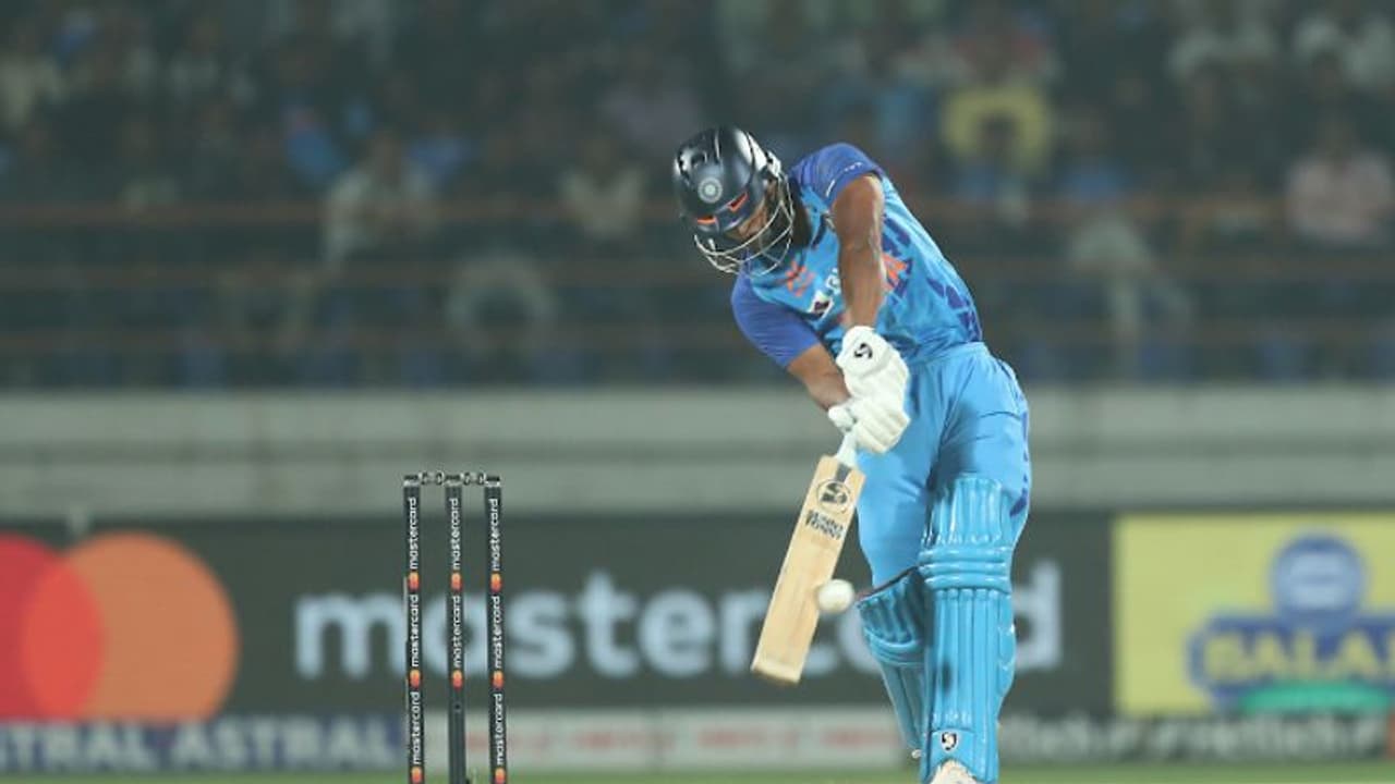 അടിച്ചുപൊളിച്ച് രാഹുല് ത്രിപാഠി മടങ്ങി; രണ്ട് വിക്കറ്റ് വീണ് ഇന്ത്യ അടിച്ചുപൊളിച്ച് രാഹുല് ത്രിപാഠി മടങ്ങി; രണ്ട് വിക്കറ്റ് വീണ് ഇന്ത്യ