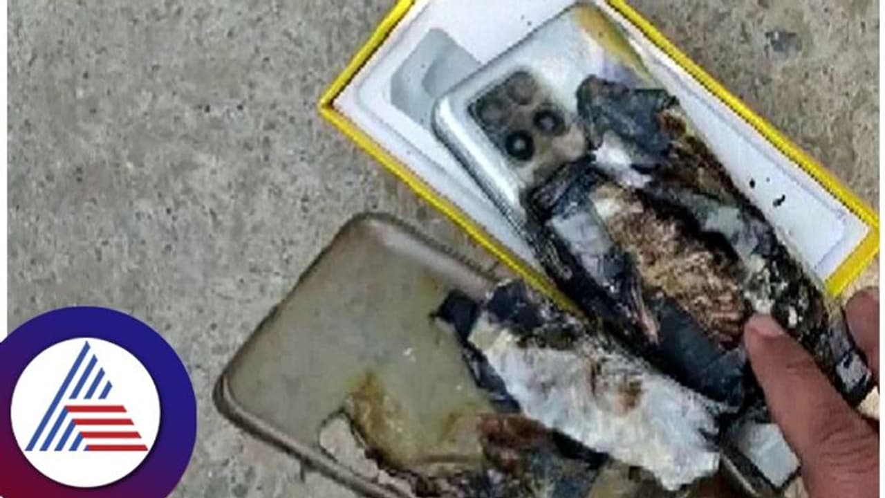 ಮಾತನಾಡುತ್ತಲೇ ಸ್ಫೋಟಗೊಂಡ ಮೊಬೈಲ್ ಫೋನ್: ಉತ್ತರ ಪ್ರದೇಶ ವ್ಯಕ್ತಿಗೆ ತೀವ್ರ ಗಾಯ ಮಾತನಾಡುತ್ತಲೇ ಸ್ಫೋಟಗೊಂಡ ಮೊಬೈಲ್ ಫೋನ್: ಉತ್ತರ ಪ್ರದೇಶ ವ್ಯಕ್ತಿಗೆ ತೀವ್ರ ಗಾಯ