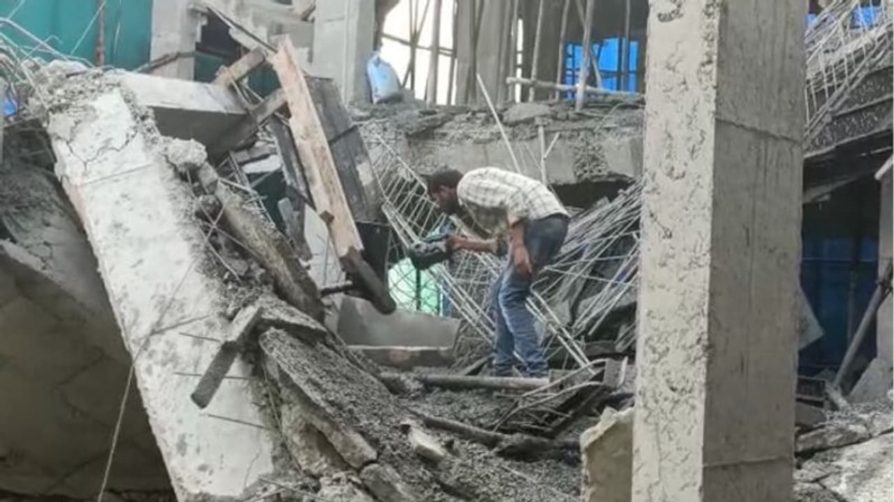 హైదరాబాద్ : కూకట్పల్లిలో భవనం కూలిన ఘటనలో రెండుకు చేరిన మృతుల సంఖ్య హైదరాబాద్ : కూకట్పల్లిలో భవనం కూలిన ఘటనలో రెండుకు చేరిన మృతుల సంఖ్య