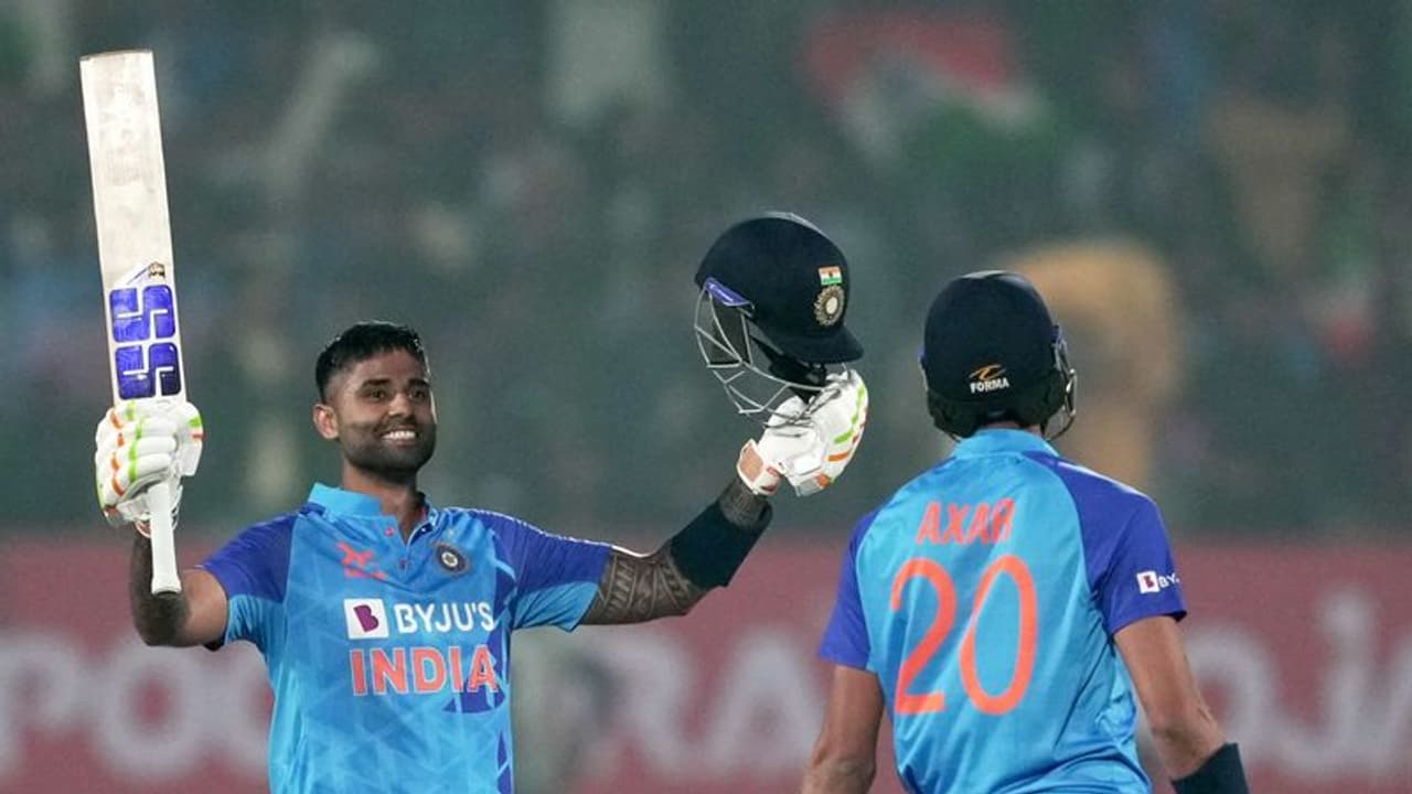 സൂര്യയാണ് പുതിയ യൂണിവേഴ്സ് ബോസ്, ഡിവില്ലിയേഴ്സും ഗെയ്‌ലുമൊന്നും ഒന്നുമല്ല, പ്രശംസയുമായി മുന്‍ പാക് താരം