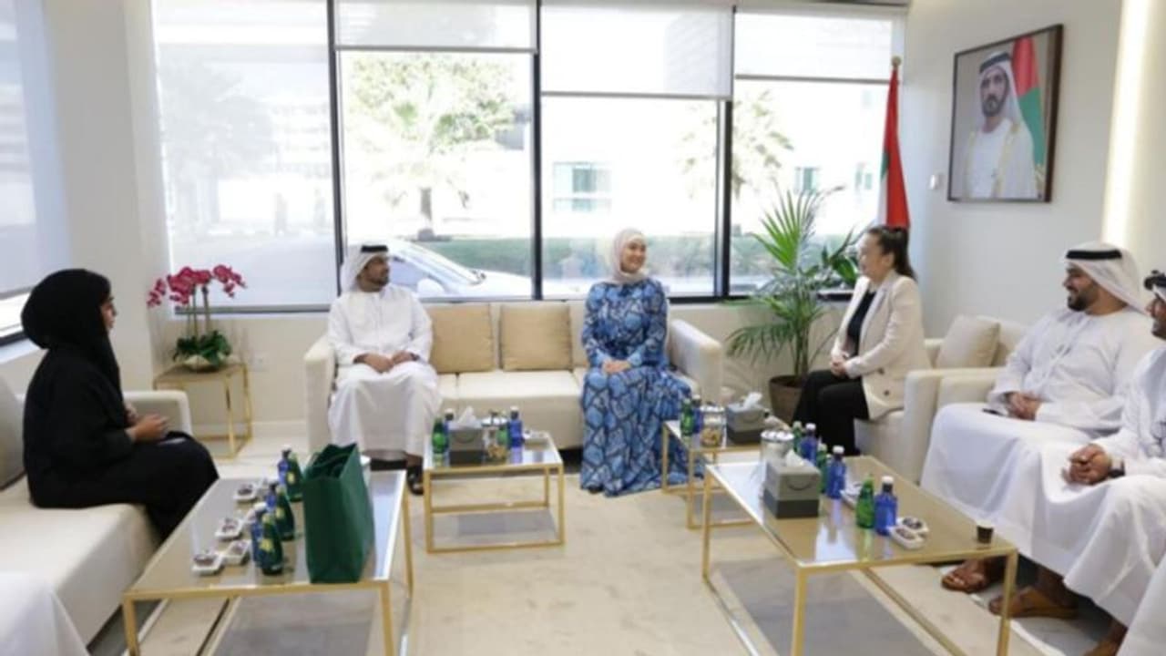 കാണാതായ വാച്ച് ഒരു വര്ഷത്തിന് ശേഷം തിരികെയേല്പ്പിച്ച് യുവതിക്ക് ദുബൈ പൊലീസിന്റെ 'സര്പ്രൈസ്' കാണാതായ വാച്ച് ഒരു വര്ഷത്തിന് ശേഷം തിരികെയേല്പ്പിച്ച് യുവതിക്ക് ദുബൈ പൊലീസിന്റെ 'സര്പ്രൈസ്'