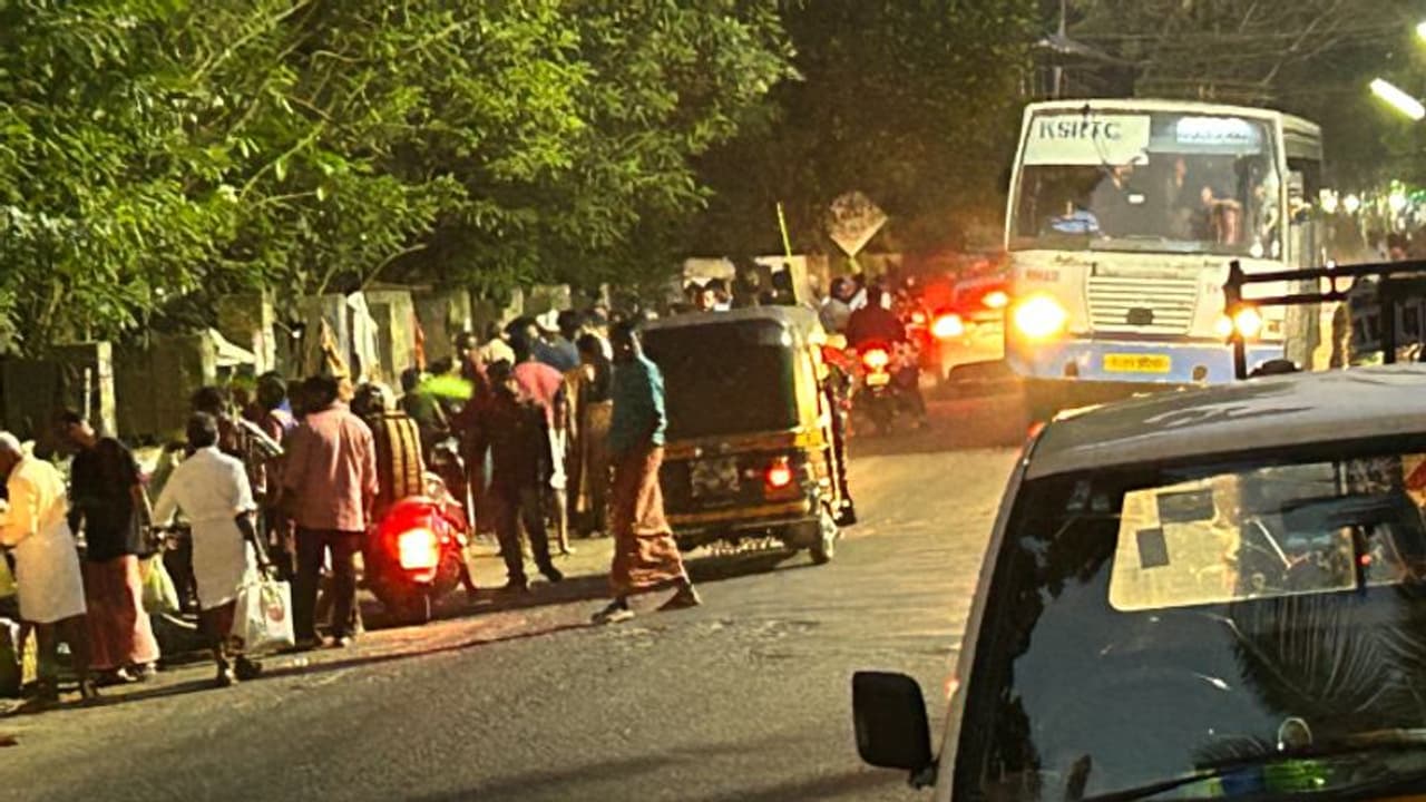 വാഹനം ഒതുക്കാന്‍ പോയിട്ട് നടക്കാന്‍ ഇടമില്ല; റോഡിനിരുവശവും കയ്യേറി അനധികൃത ചന്ത