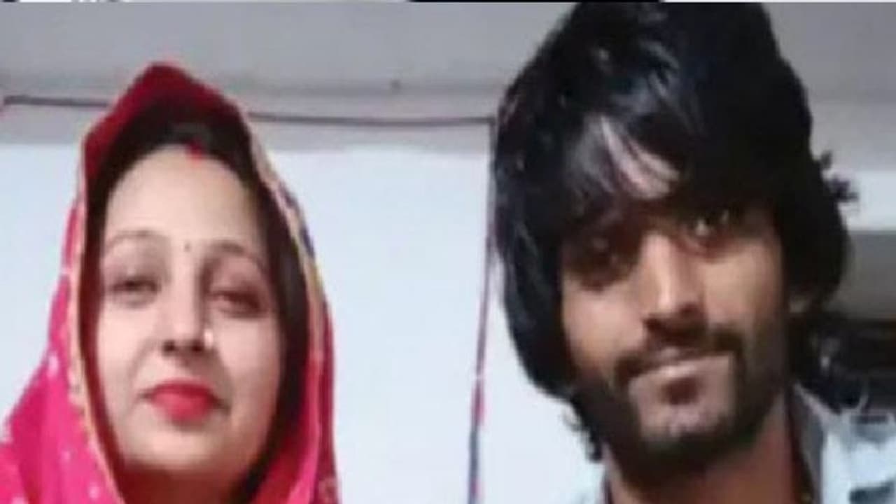 शॉकिंग क्राइम: पूरे परिवार ने मिलकर एक युवक को बीच सड़क पर मार डाला, वजह जान पकड़ लेंगे अपना माथा शॉकिंग क्राइम: पूरे परिवार ने मिलकर एक युवक को बीच सड़क पर मार डाला, वजह जान पकड़ लेंगे अपना माथा