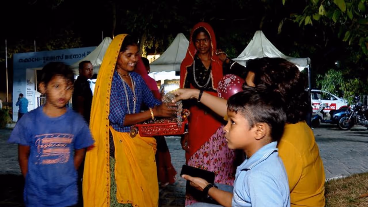 വിഷ്ണുവിനും വികാസിനും കോടതി തുണയായി; ഒരുമാസത്തിന് ശേഷം മാതാപിതാക്കളുടെ കരങ്ങളിലേക്ക് കുട്ടികളെത്തി വിഷ്ണുവിനും വികാസിനും കോടതി തുണയായി; ഒരുമാസത്തിന് ശേഷം മാതാപിതാക്കളുടെ കരങ്ങളിലേക്ക് കുട്ടികളെത്തി
