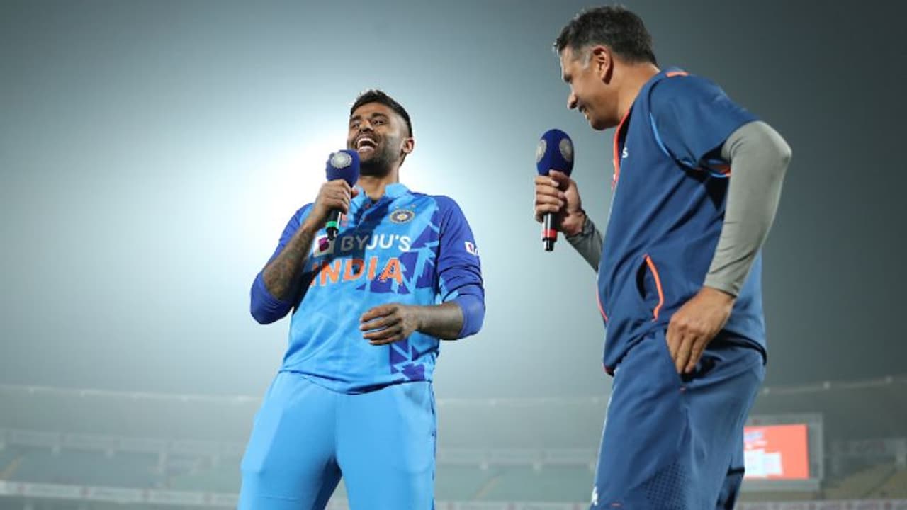 ಸೂರ್ಯಕುಮಾರ್ ಯಾದವ್ ಚಿಕ್ಕವನಿದ್ದಾಗ ನನ್ನ ಬ್ಯಾಟಿಂಗ್ ನೋಡಿಲ್ಲ ಅನ್ಸತ್ತೆ: ರಾಹುಲ್ ದ್ರಾವಿಡ್ ಸೂರ್ಯಕುಮಾರ್ ಯಾದವ್ ಚಿಕ್ಕವನಿದ್ದಾಗ ನನ್ನ ಬ್ಯಾಟಿಂಗ್ ನೋಡಿಲ್ಲ ಅನ್ಸತ್ತೆ: ರಾಹುಲ್ ದ್ರಾವಿಡ್