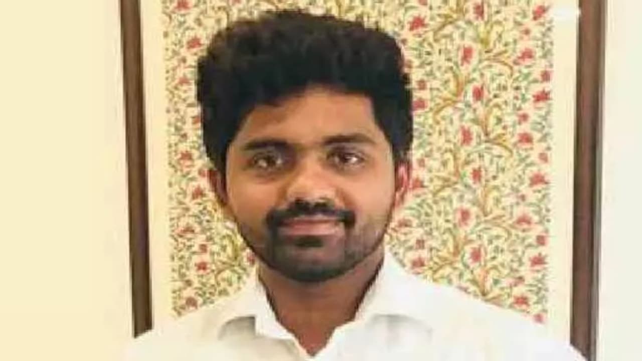 నేను వైసీపీ ఎమ్మెల్యే మేకపాటి చంద్రశేఖర్రెడ్డి కొడుకునే: డీఎన్ఏ పరీక్షలకు రెడీ అంటున్న శివచరణ్ రెడ్డి నేను వైసీపీ ఎమ్మెల్యే మేకపాటి చంద్రశేఖర్రెడ్డి కొడుకునే: డీఎన్ఏ పరీక్షలకు రెడీ అంటున్న శివచరణ్ రెడ్డి