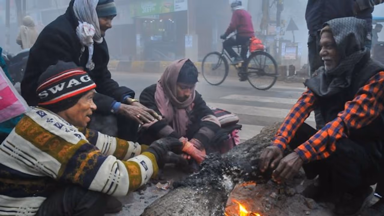 North India shivers in bitter cold, dense fog cripples rail movement; Check details North India shivers in bitter cold, dense fog cripples rail movement; Check details