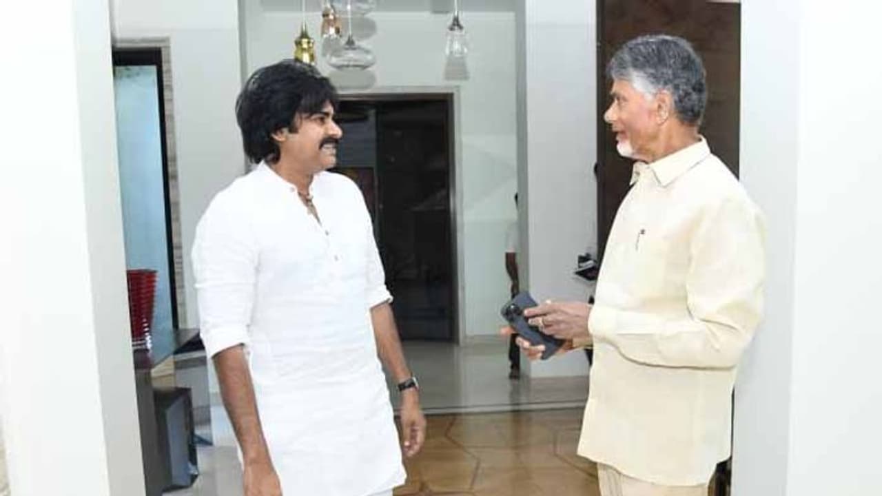 ఏపీ రాజకీయాల్లో కీలక పరిణామం:చంద్రబాబుతో పవన్ భేటీ ఏపీ రాజకీయాల్లో కీలక పరిణామం:చంద్రబాబుతో పవన్ భేటీ
