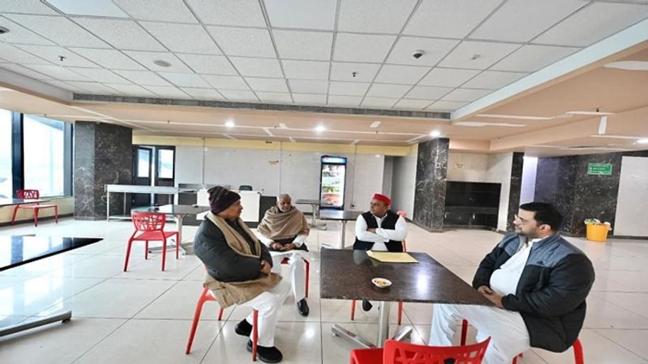 पुलिस मुख्यालय पहुंचे अखिलेश यादव, चाय पीने से भी किया इंकार, कहा जहर दे दोगे तो