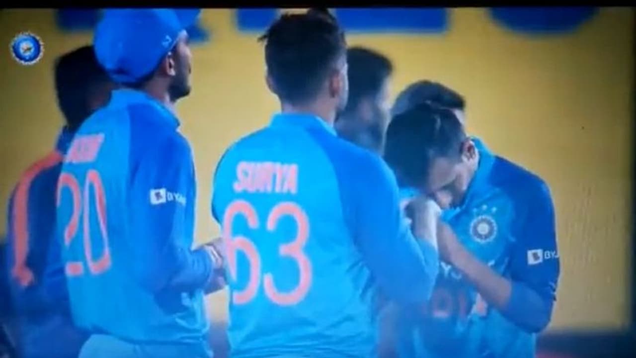 വിജയത്തിന് പിന്നാലെ സൂര്യയുടെ കൈകളില് ചുംബിച്ച് ചാഹല് വീഡിയോ വിജയത്തിന് പിന്നാലെ സൂര്യയുടെ കൈകളില് ചുംബിച്ച് ചാഹല് വീഡിയോ