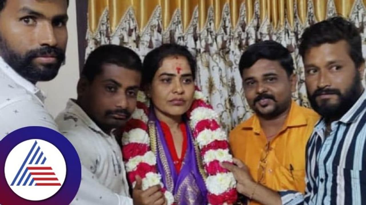 PSI Recruitment Scam: ಜೈಲಿಂದ ಹೊರಬಂದ ಕಿಂಗ್ಪಿನ್ ದಿವ್ಯಾ ಹಾಗರಗಿಗೆ ಭವ್ಯ ಸ್ವಾಗತ! PSI Recruitment Scam: ಜೈಲಿಂದ ಹೊರಬಂದ ಕಿಂಗ್ಪಿನ್ ದಿವ್ಯಾ ಹಾಗರಗಿಗೆ ಭವ್ಯ ಸ್ವಾಗತ!