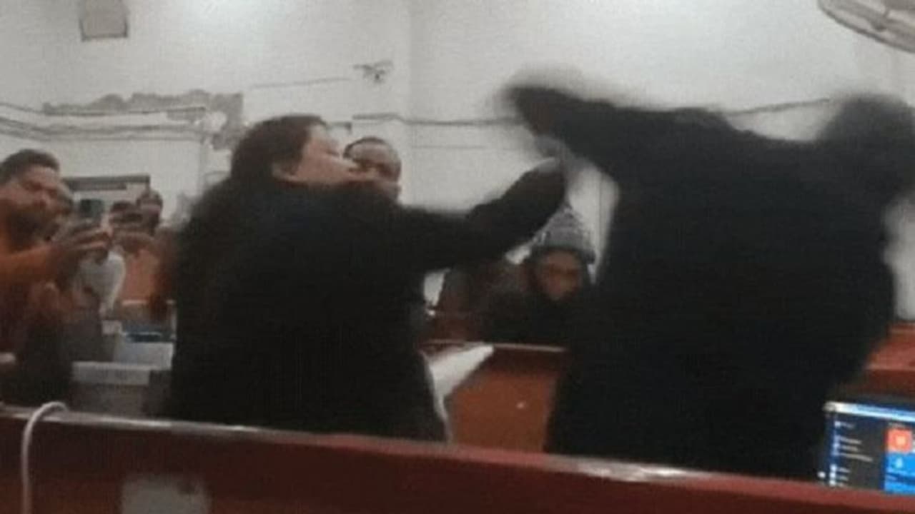 प्रयागराज: महिला वकील ने डाकघर में जमकर किया हंगामा, कर्मचारियों को जड़े थप्पड़