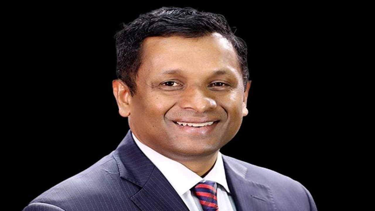 गरीबी ने स्कूल से निकाला, पेट पालने को बनाई बीड़ी, अब अमेरिका में बने जज, हौसले से भरी है सुरेन्द्रन की कहानी गरीबी ने स्कूल से निकाला, पेट पालने को बनाई बीड़ी, अब अमेरिका में बने जज, हौसले से भरी है सुरेन्द्रन की कहानी