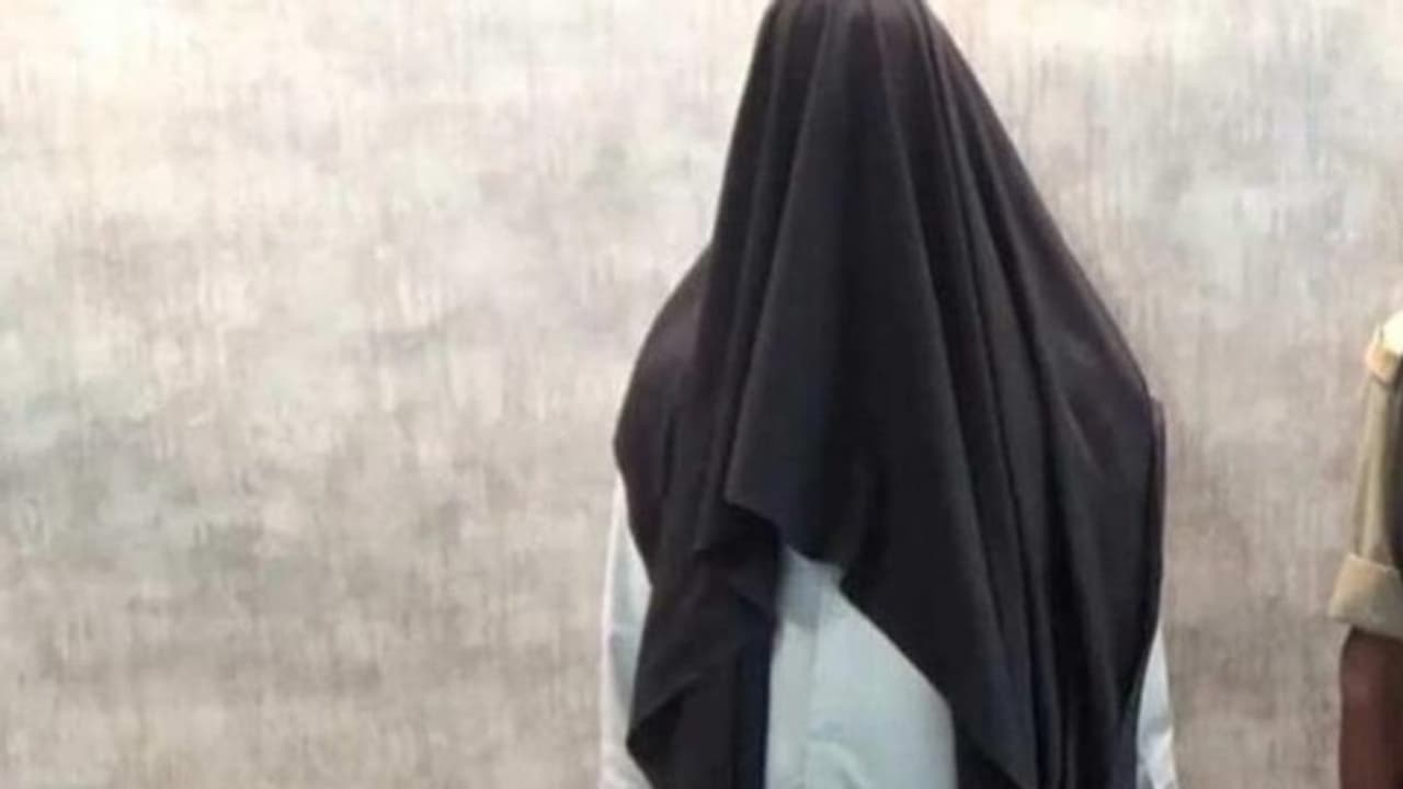 हैवान पति की करतूत दहला देगी: पत्नी को 50 फीट से फेंका, जिंदा बची तो पत्थर से कुचलकर मार डाला हैवान पति की करतूत दहला देगी: पत्नी को 50 फीट से फेंका, जिंदा बची तो पत्थर से कुचलकर मार डाला