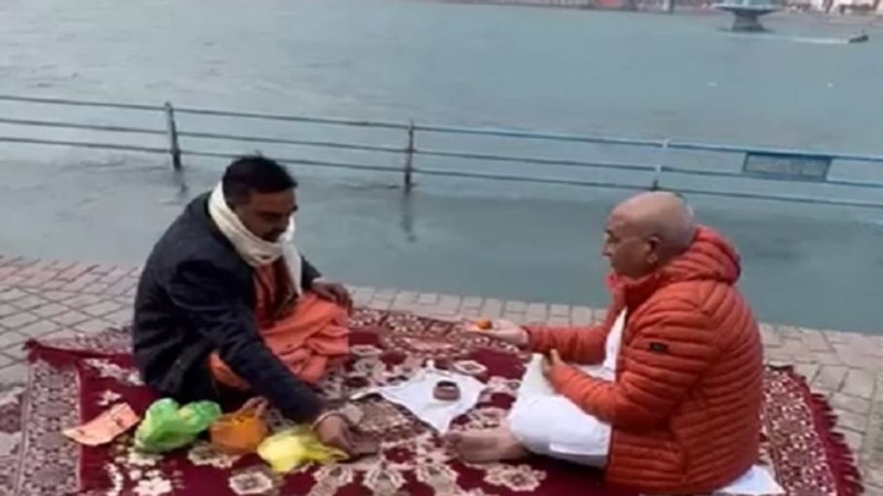 हरिद्वार: गंगा नदी में विसर्जित हुईं प्रधानमंत्री नरेंद्र मोदी की दिवंगत मां हीराबेन की अस्थियां हरिद्वार: गंगा नदी में विसर्जित हुईं प्रधानमंत्री नरेंद्र मोदी की दिवंगत मां हीराबेन की अस्थियां