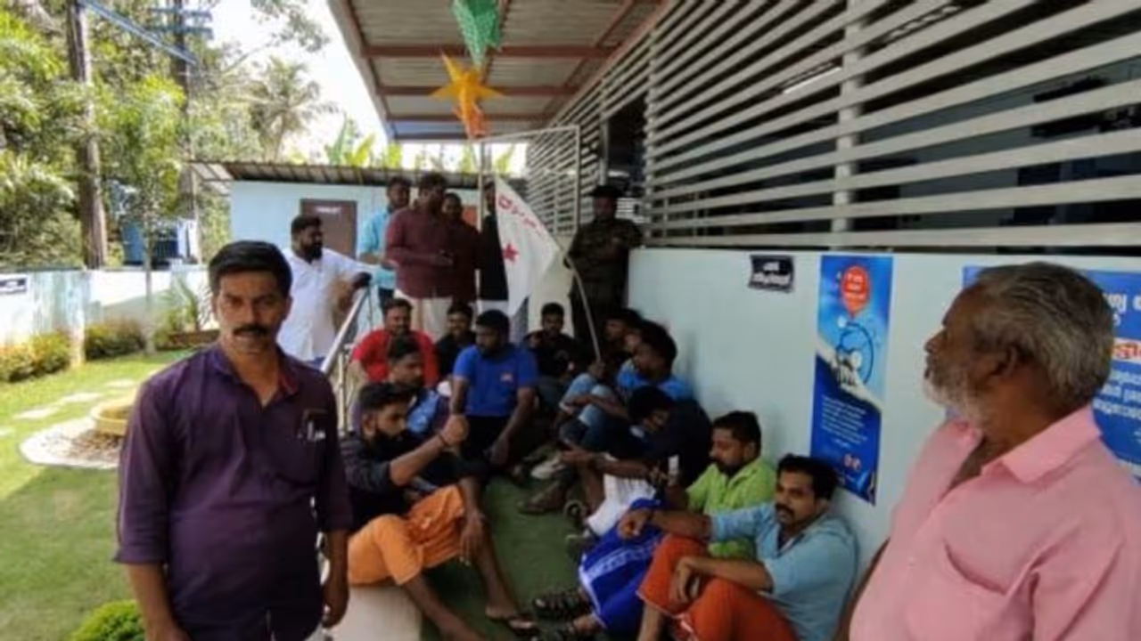 കുടുംബാരോഗ്യ കേന്ദ്രത്തിലെ ഡോക്ടർമാർ കൂട്ട അവധിയിൽ, പ്രതിഷേധവുമായി ഡിവൈഎഫ്ഐ, ഒടുവിൽ നടപടി കുടുംബാരോഗ്യ കേന്ദ്രത്തിലെ ഡോക്ടർമാർ കൂട്ട അവധിയിൽ, പ്രതിഷേധവുമായി ഡിവൈഎഫ്ഐ, ഒടുവിൽ നടപടി