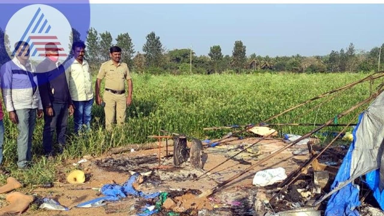 Crime News: ಬಡ ರೈತನ ಗುಡಿಸಲಿಗೆ ಬೆಂಕಿ ಹಚ್ಚಿದ ಕಿಡಿಗೇಡಿಗಳು; 50 ಸಾವಿರ ರೂ. ಮೌಲನ್ಯ ದಿನಸಿ ಸಾಮಗ್ರಿ ಸುಟ್ಟು ಭಸ್ಮ Crime News: ಬಡ ರೈತನ ಗುಡಿಸಲಿಗೆ ಬೆಂಕಿ ಹಚ್ಚಿದ ಕಿಡಿಗೇಡಿಗಳು; 50 ಸಾವಿರ ರೂ. ಮೌಲನ್ಯ ದಿನಸಿ ಸಾಮಗ್ರಿ ಸುಟ್ಟು ಭಸ್ಮ