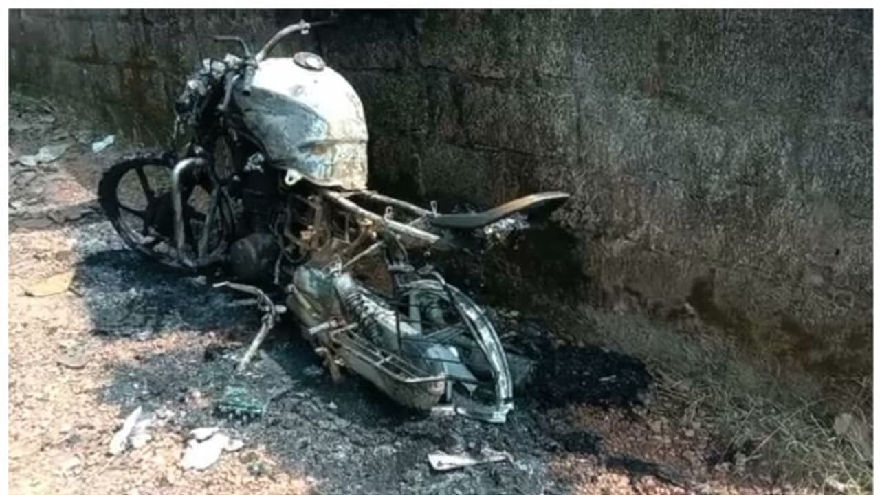 തിരുവനന്തപുരത്ത് സിപിഎം ബ്രാഞ്ച് സെക്രട്ടറിയുടെ ബൈക്ക് തീയിട്ട് നശിപ്പിച്ചു തിരുവനന്തപുരത്ത് സിപിഎം ബ്രാഞ്ച് സെക്രട്ടറിയുടെ ബൈക്ക് തീയിട്ട് നശിപ്പിച്ചു