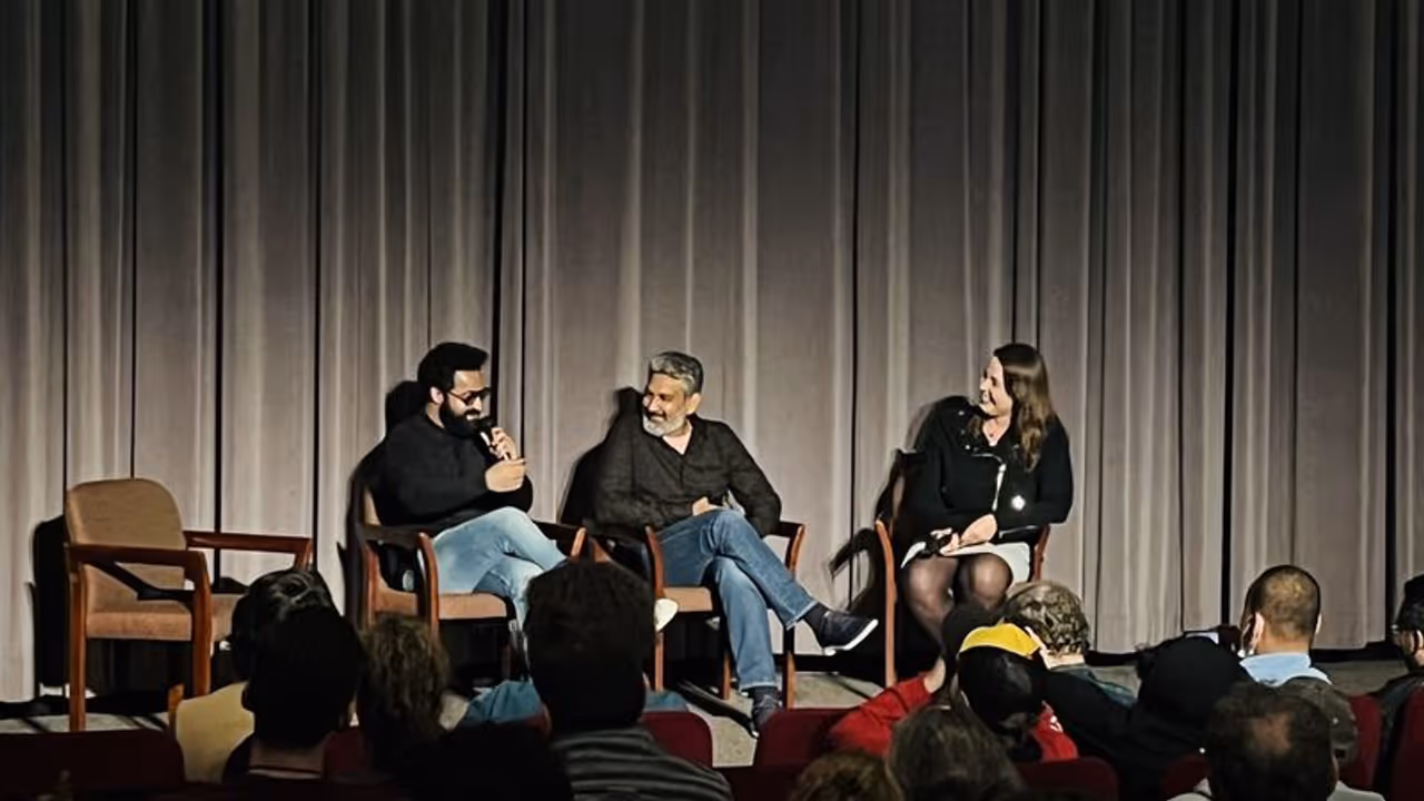 RRR को देखने के बाद अमेरिका में एसएस राजामौली और Jr NTR को मिला स्टैंडिंग ओवेशन, देखें वीडियो RRR को देखने के बाद अमेरिका में एसएस राजामौली और Jr NTR को मिला स्टैंडिंग ओवेशन, देखें वीडियो