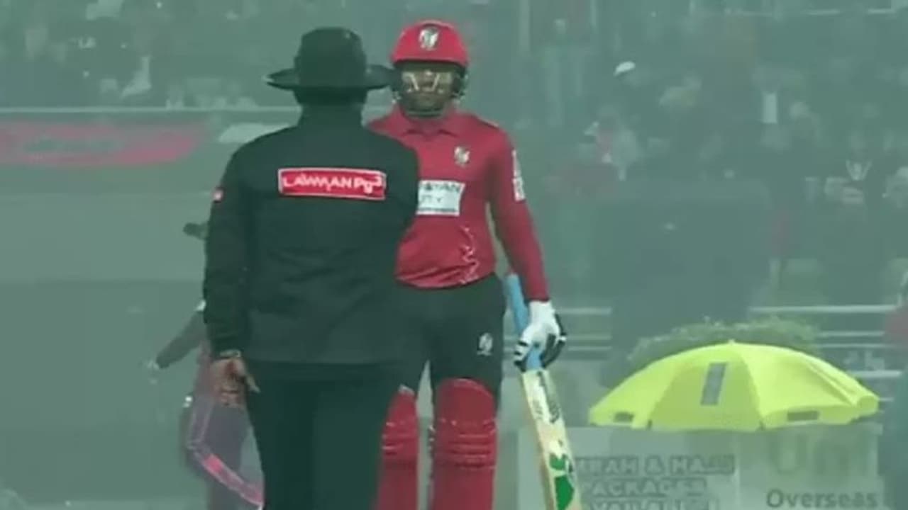 வைடு கொடுக்காத அம்பயரை கோபத்தில் கடுமையாக திட்டிய ஷகிப் அல் ஹசன்..! வைரல் வீடியோ வைடு கொடுக்காத அம்பயரை கோபத்தில் கடுமையாக திட்டிய ஷகிப் அல் ஹசன்..! வைரல் வீடியோ