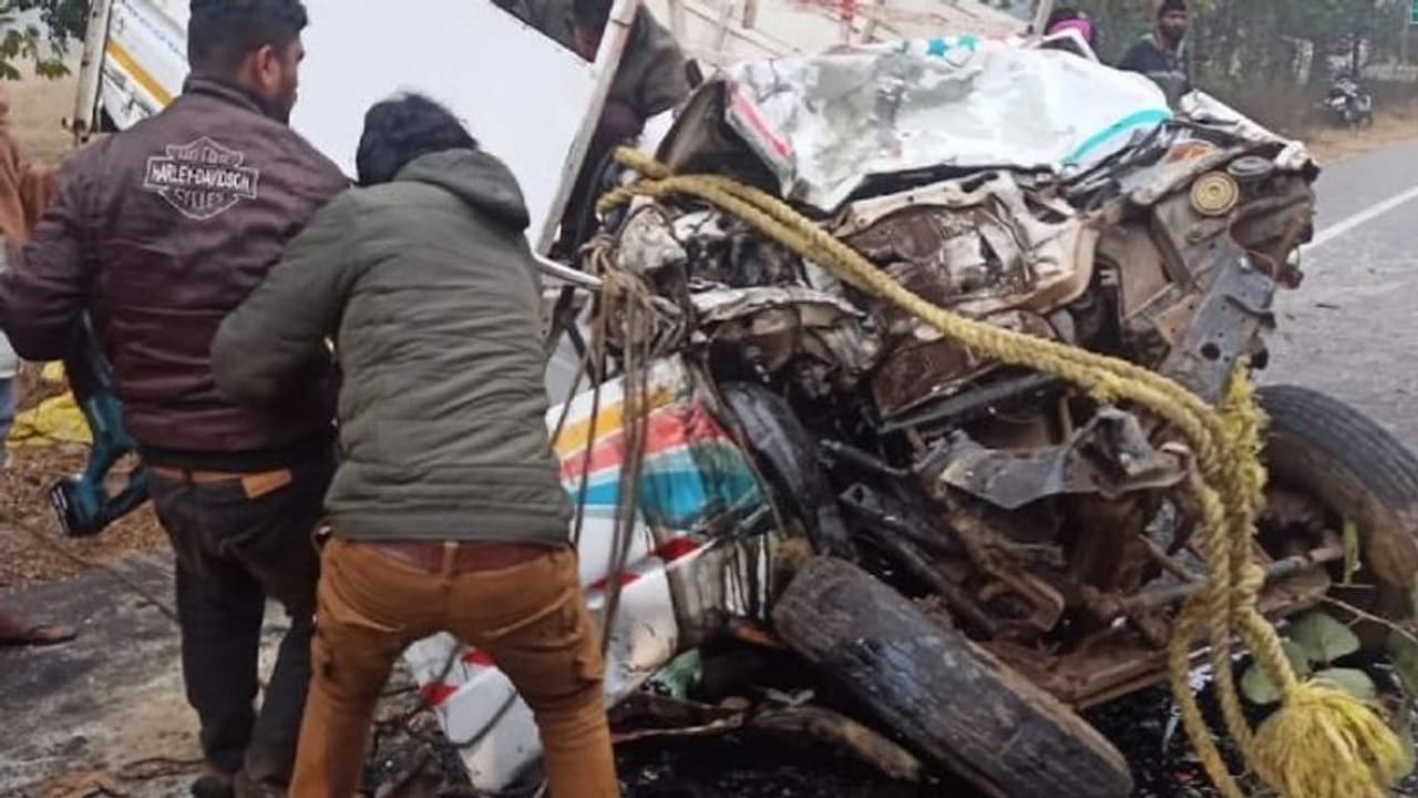 जानलेवा कोहरा: नहर में गिरी कार, अंदर बैठे 3 दोस्तों की मौत...लाश से निकाली तो ठंड से अकड़ चुकी थीं जानलेवा कोहरा: नहर में गिरी कार, अंदर बैठे 3 दोस्तों की मौत...लाश से निकाली तो ठंड से अकड़ चुकी थीं