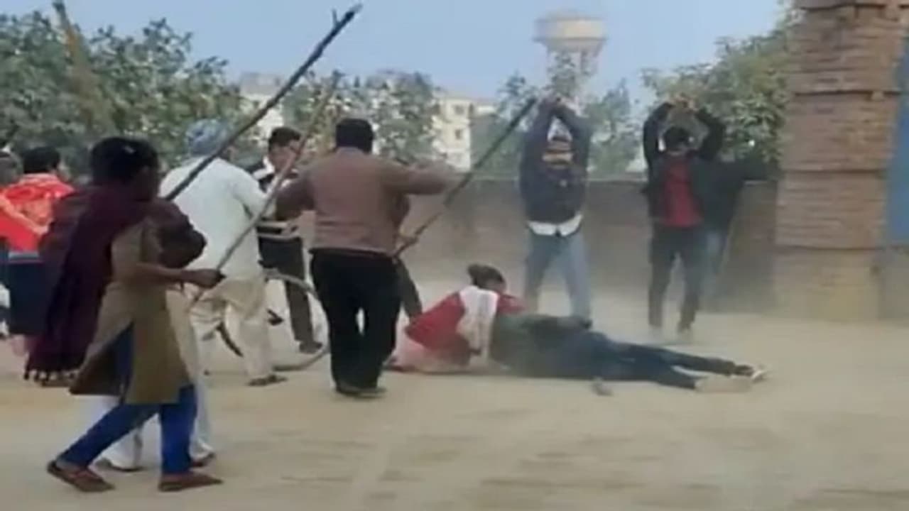 एटा: बीच सड़क पर युवक को घेर कर दबंगो ने बरसाए डंडे, हाथ जोड़े पैर पकड़े फिर भी नहीं पसीजा दिल