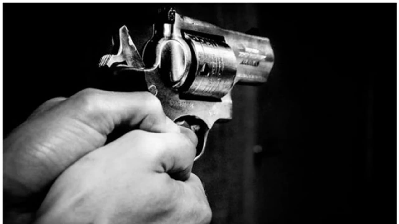 ഫുട്ബോൾ കോർട്ടിലെ തർക്കം നീണ്ടു, കാറിൽ നിന്ന് അമ്മയുടെ തോക്കെടുത്ത് വെടിയുതിർത്ത് 11കാരന്‍, പരിക്ക്, അറസ്റ്റ്