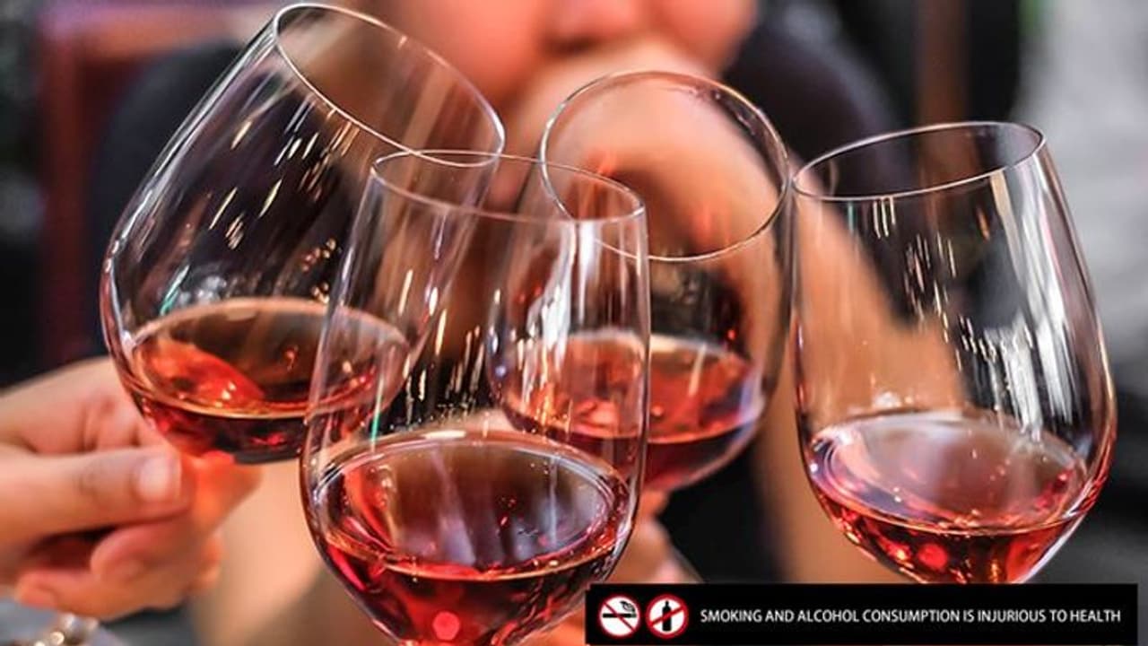 മദ്യപിച്ച യുവാക്കൾക്ക് ശാരീരിക അസ്വസ്ഥത, ഒരാളുടെ നില ഗുരുതരം, കുടിച്ചത് വഴിയിൽ കിടന്ന് കിട്ടിയ മദ്യം 