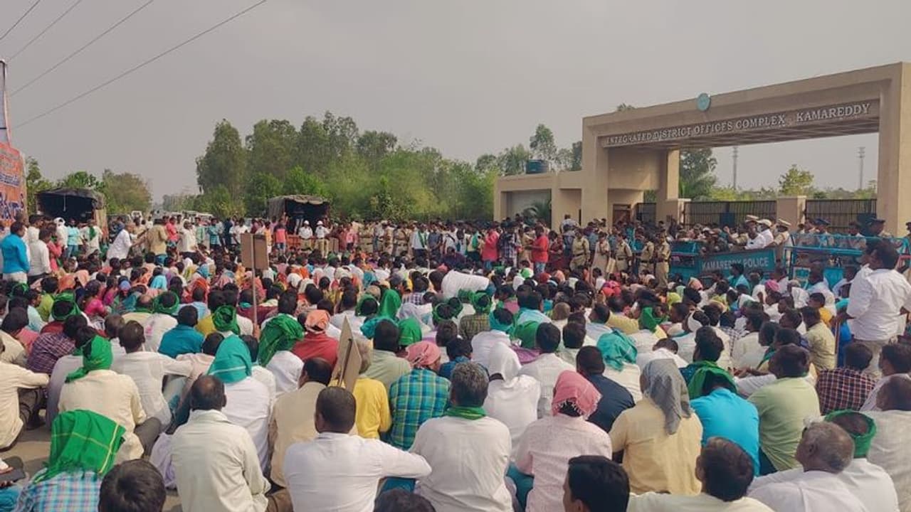 కామారెడ్డిలో రైతులు నిరసనలు మరింత ఉద్ధృతం.. కార్యాచరణ ప్రకటన కామారెడ్డిలో రైతులు నిరసనలు మరింత ఉద్ధృతం.. కార్యాచరణ ప్రకటన