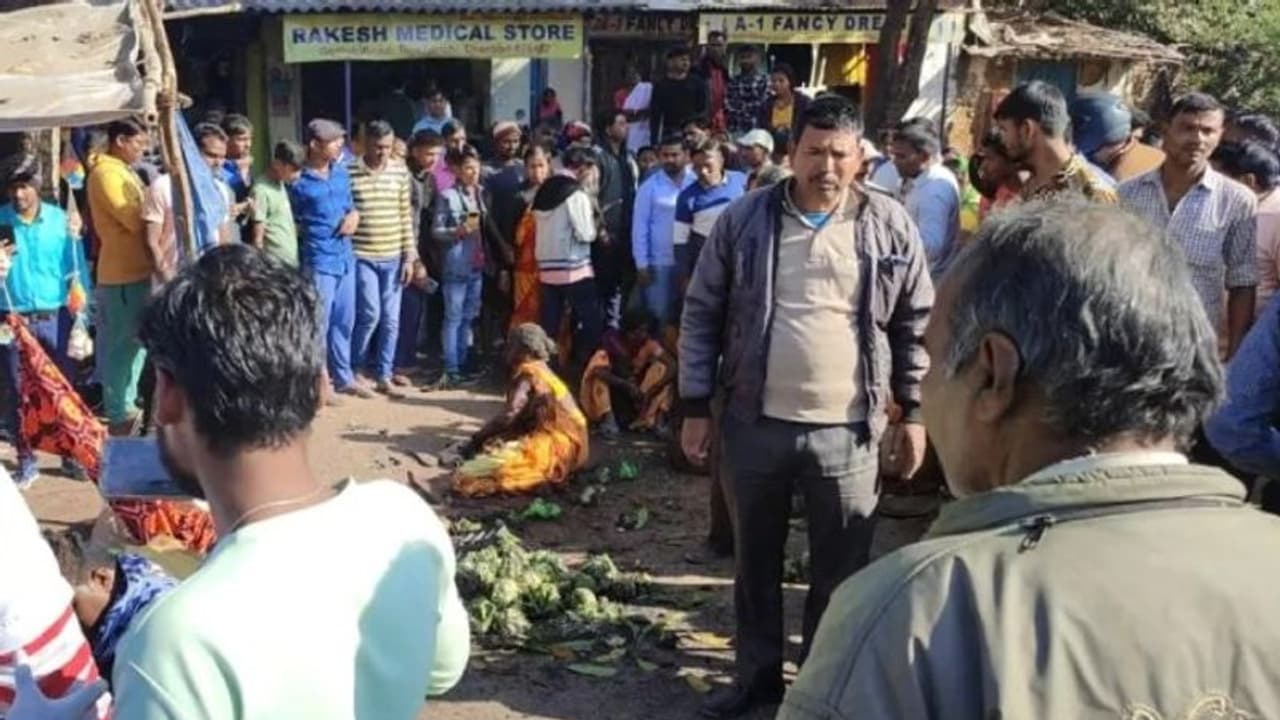  धनबाद में धमाका: बाइक की डिक्की में बम रख सब्जी खरीदने गया युवक, खोलते ही हो गया ब्लास्ट
