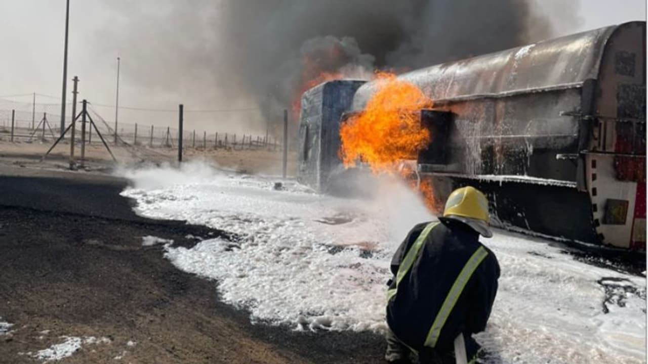 സൗദി അറേബ്യയില് അപകടത്തില്പെട്ട ഇന്ധന ടാങ്കറിന് തീപിടിച്ചു; ഡ്രൈവറിന് ദാരുണാന്ത്യം സൗദി അറേബ്യയില് അപകടത്തില്പെട്ട ഇന്ധന ടാങ്കറിന് തീപിടിച്ചു; ഡ്രൈവറിന് ദാരുണാന്ത്യം